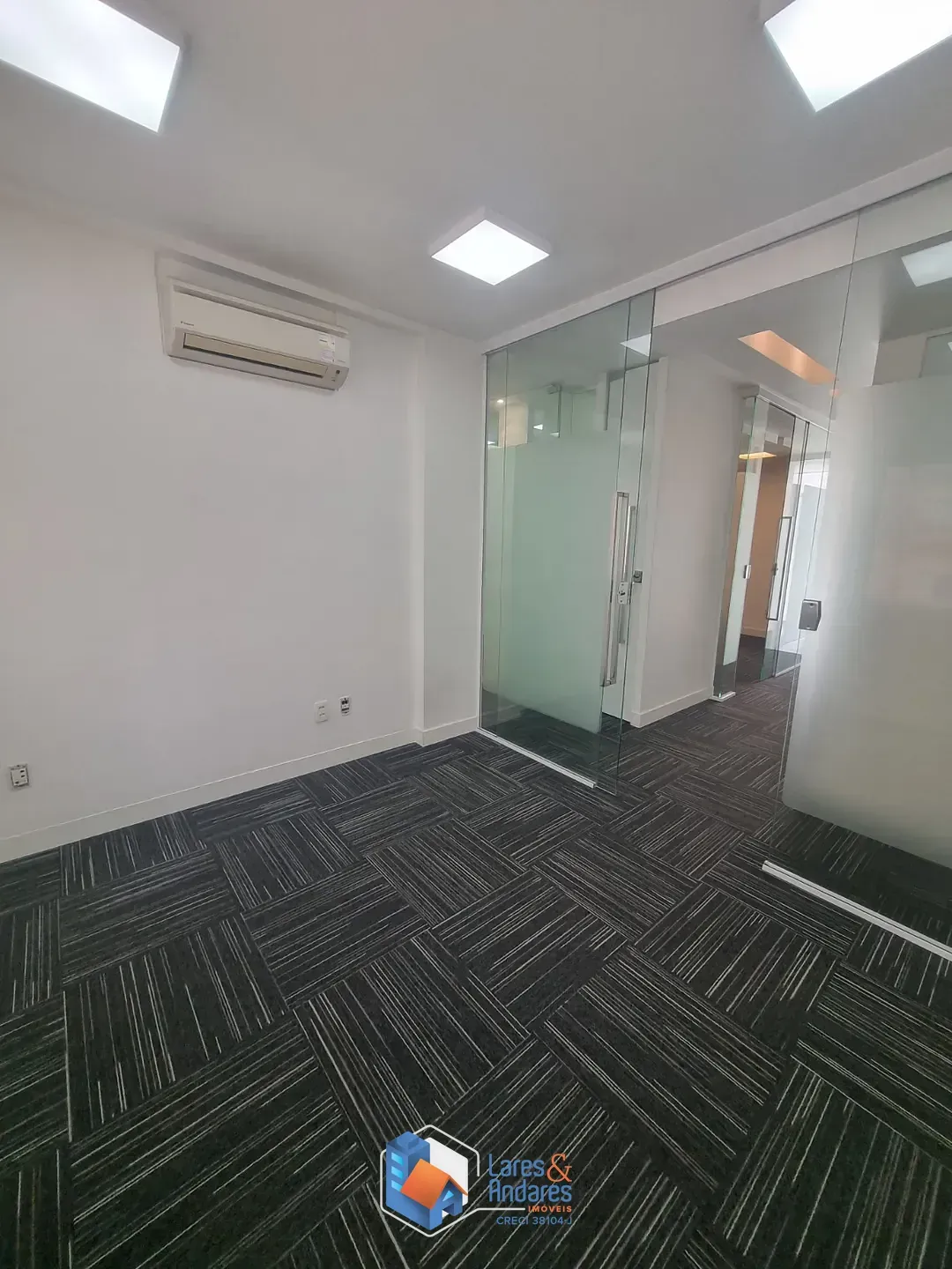Imagem Conjunto comercial para venda em Cerqueira César, 108m²