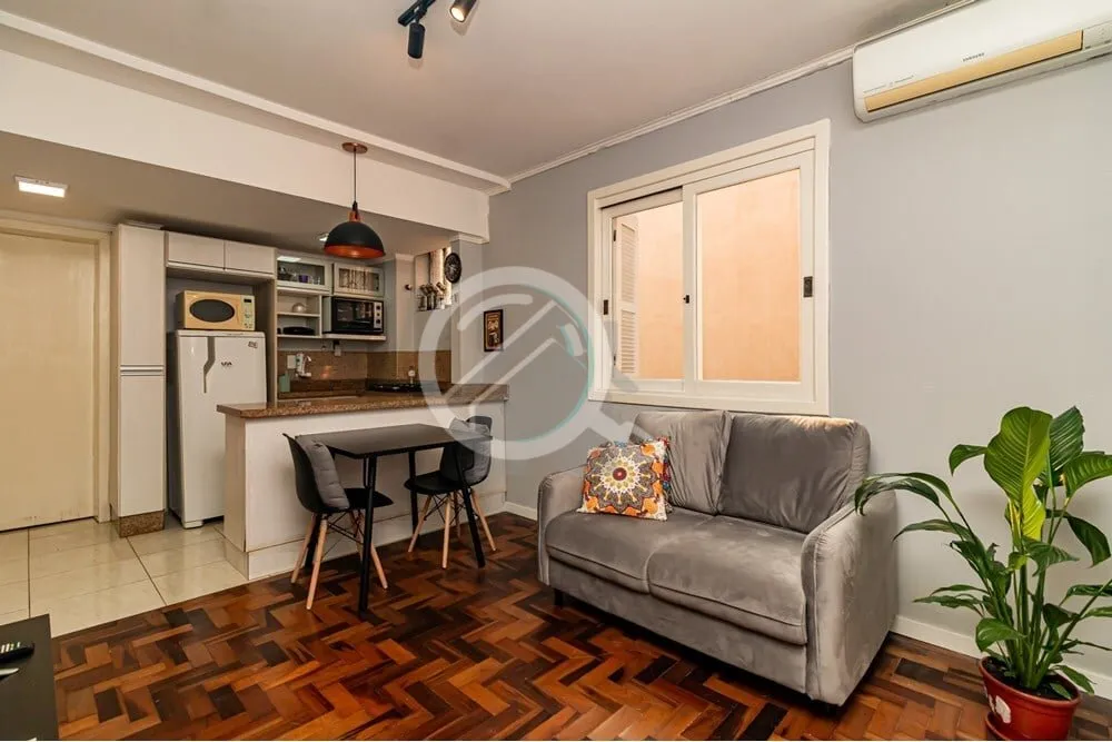 Imagem Descubra este encantador apartamento de 41m². Com dois dormitórios e piso de parquet, o imóvel of...