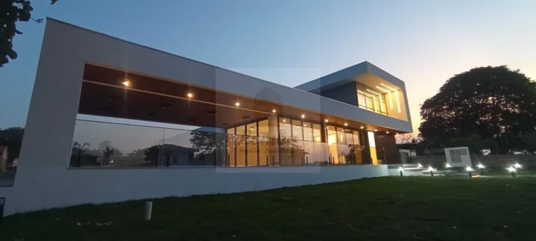 Casa de luxo em condomínio à venda em Chapada dos Guimarães-MT: 6 quartos, 4 suítes, 3 salas, 7 banheiros, 6 vagas de garagem, 400m².