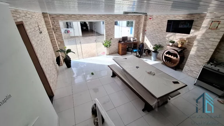 Imagem Casa, terreno com duas casas, 05 quartos c/suíte, área gourmet, no Capão Raso em Curitiba PR