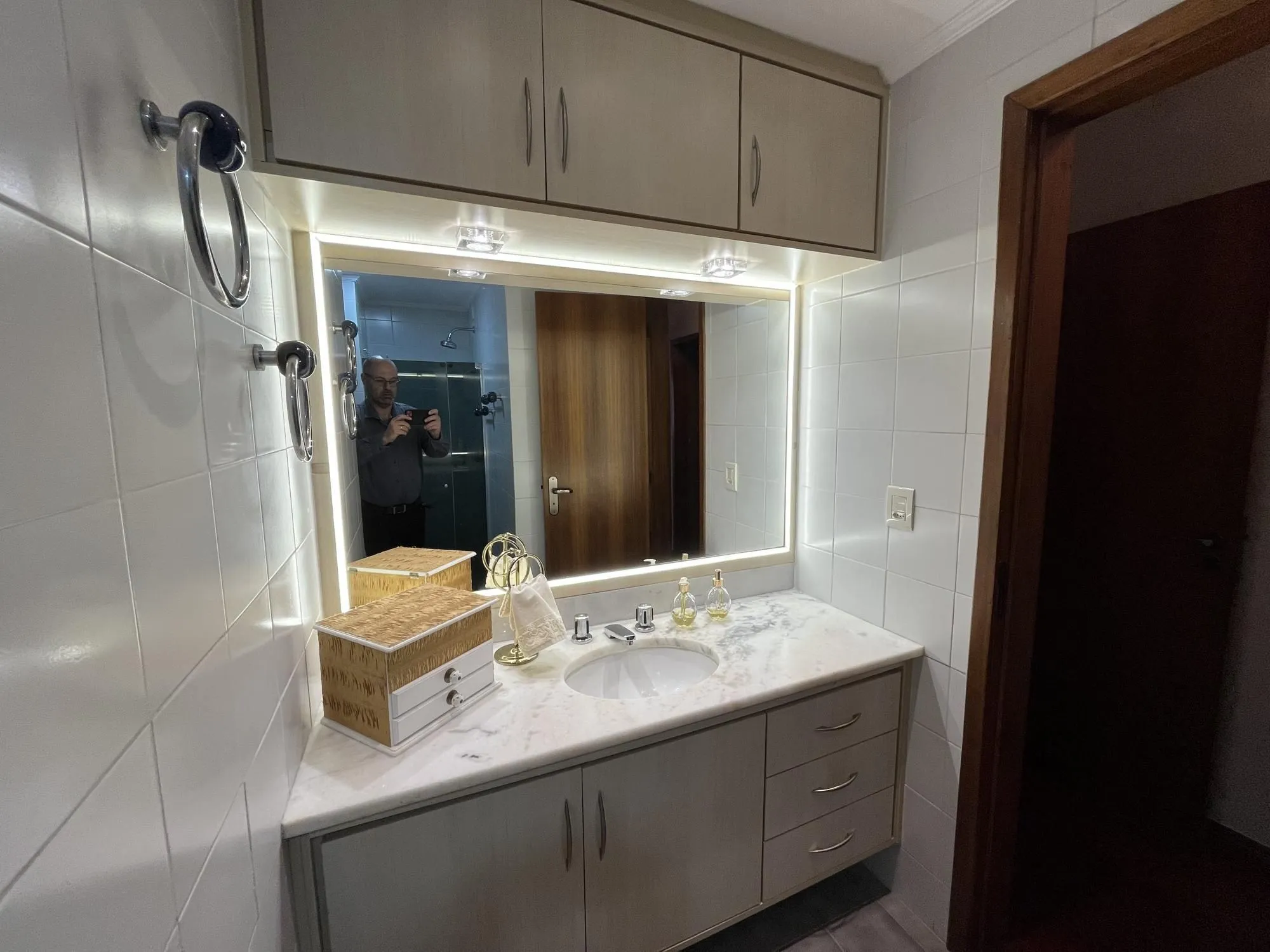 Imagem Apartamento de 2 quartos, suíte, churrasqueira, lareira e garagem Bela Vista POA