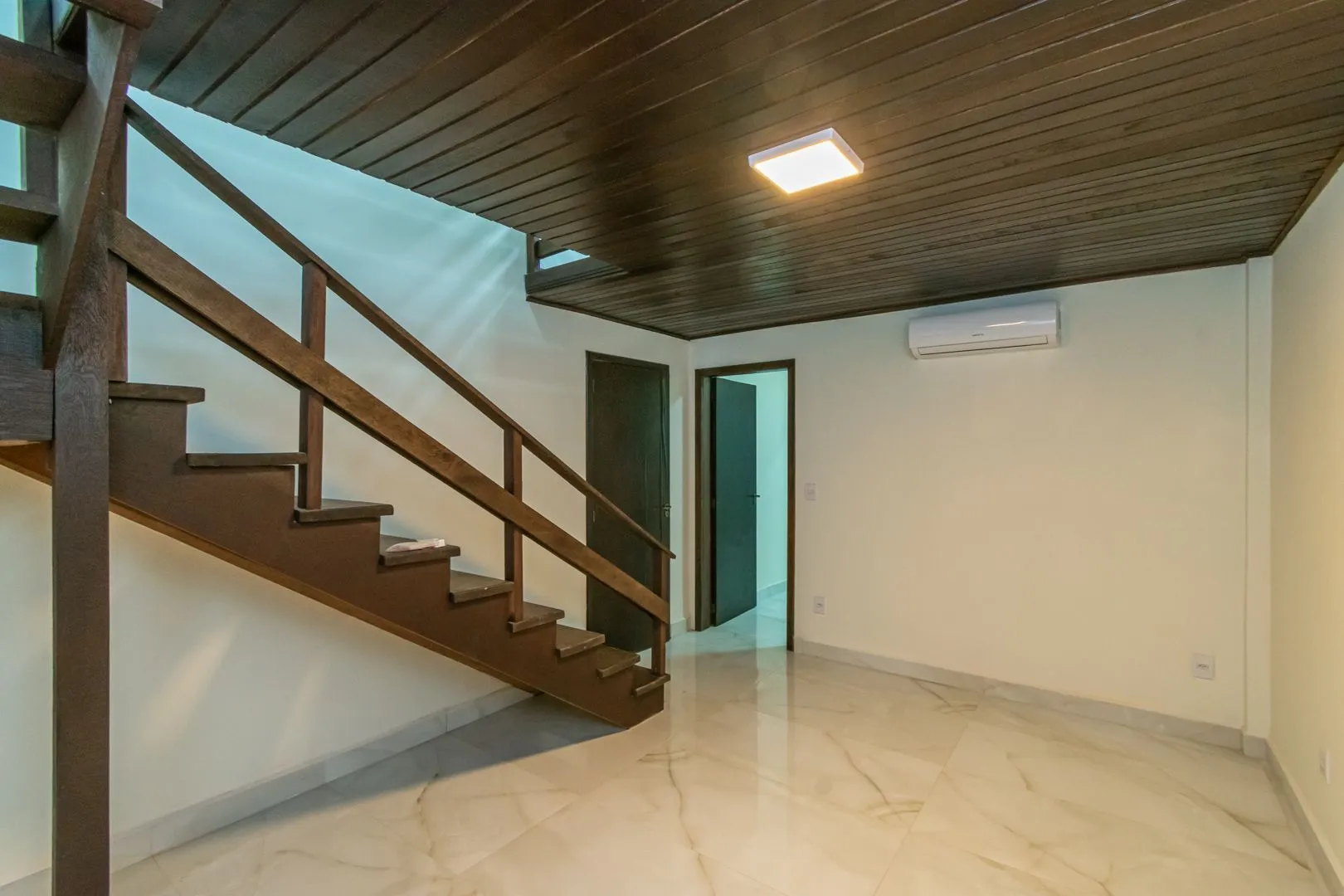 Imagem Casa sobrado no bairro Cristal de 3 dormitórios e 3 vagas DESOCUPADA