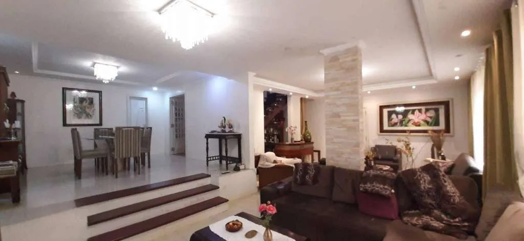Imagem VENDE - AMPLA CASA RESIDENCIAL COM PISCINA E 5 VAGAS