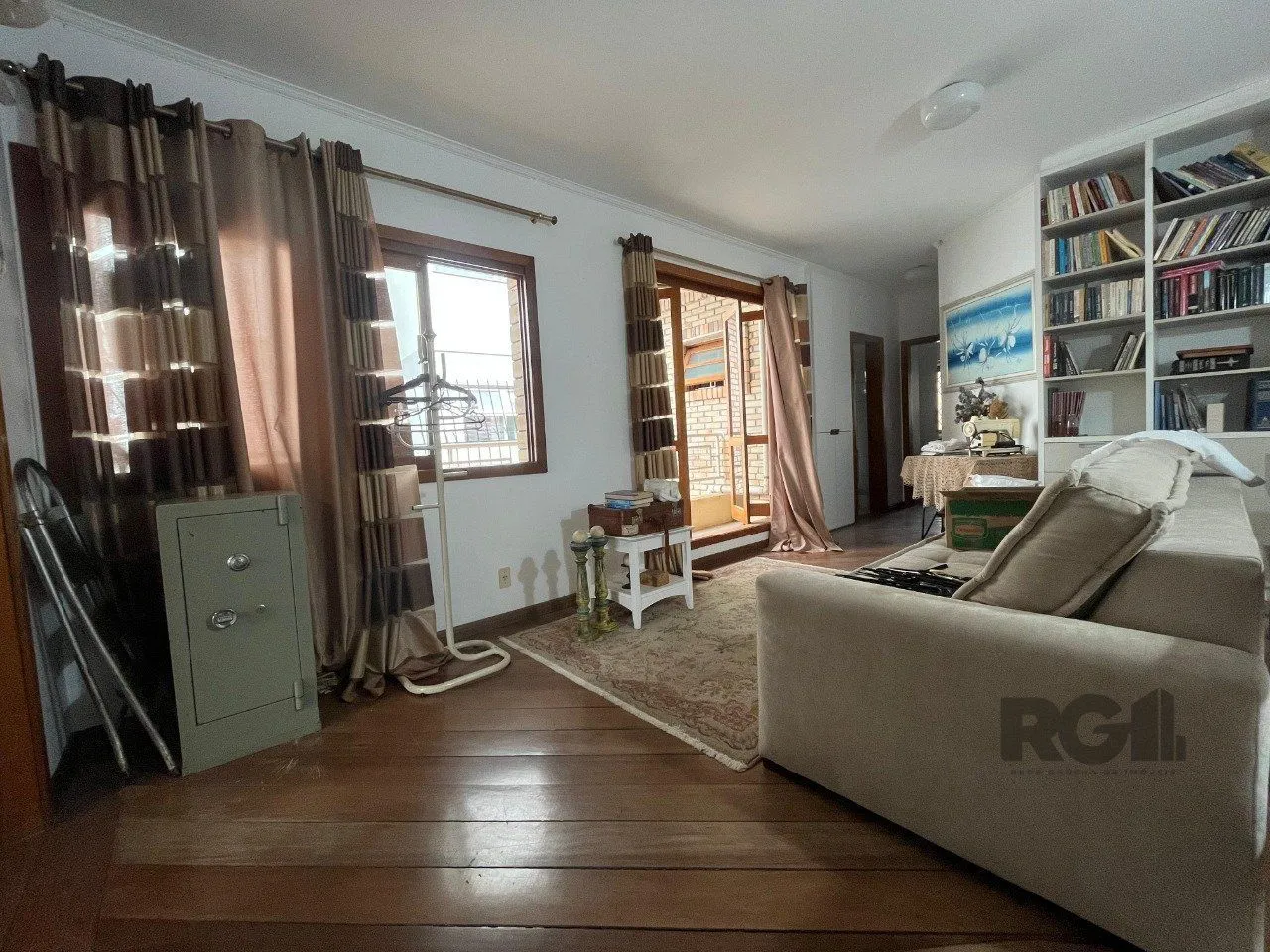 Imagem Casa de três quartos, suíte e quatro vagas de garagem no bairro Menino Deus em Porto Alegre
