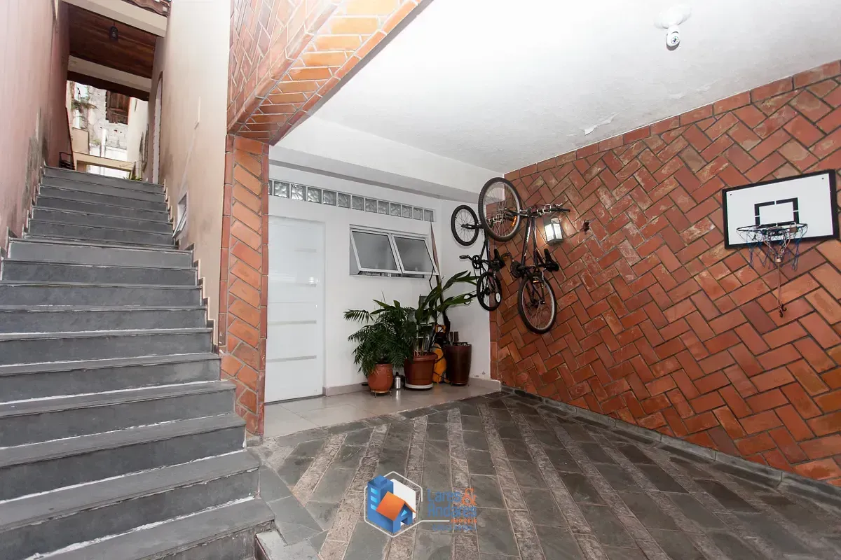 Foto do imóvel Sobrado para venda em São Domingos com 3 quartos, sendo 1 suíte, 164m² em Rua Willis Roberto Banks