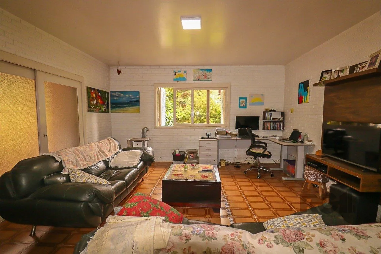 Imagem Casa com 2 quartos, vaga de garagem, churrasqueira, com 200m² privativos no centro de Esteio/RS