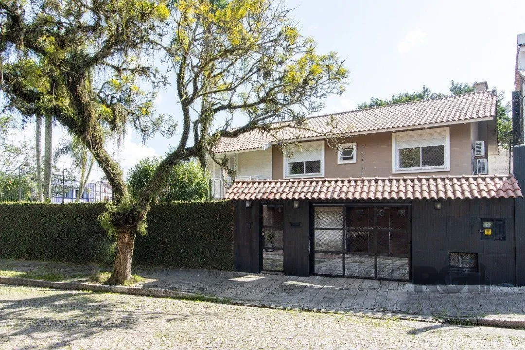 Imagem Casa a venda no bairro Guarujá com 4 dormitórios, piscina e salão de festas