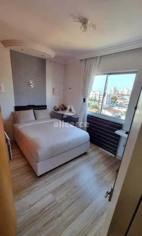 Imagem Apartamento semi mobiliado, 3 dorm. com suíte, andar alto e vista livre em Barreiros - São José - SC