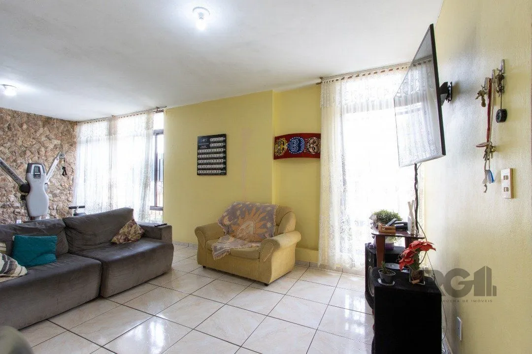 Imagem Casa térrea, 3 quartos, 2 banheiros, com pátio no Bairro Cavalhada
