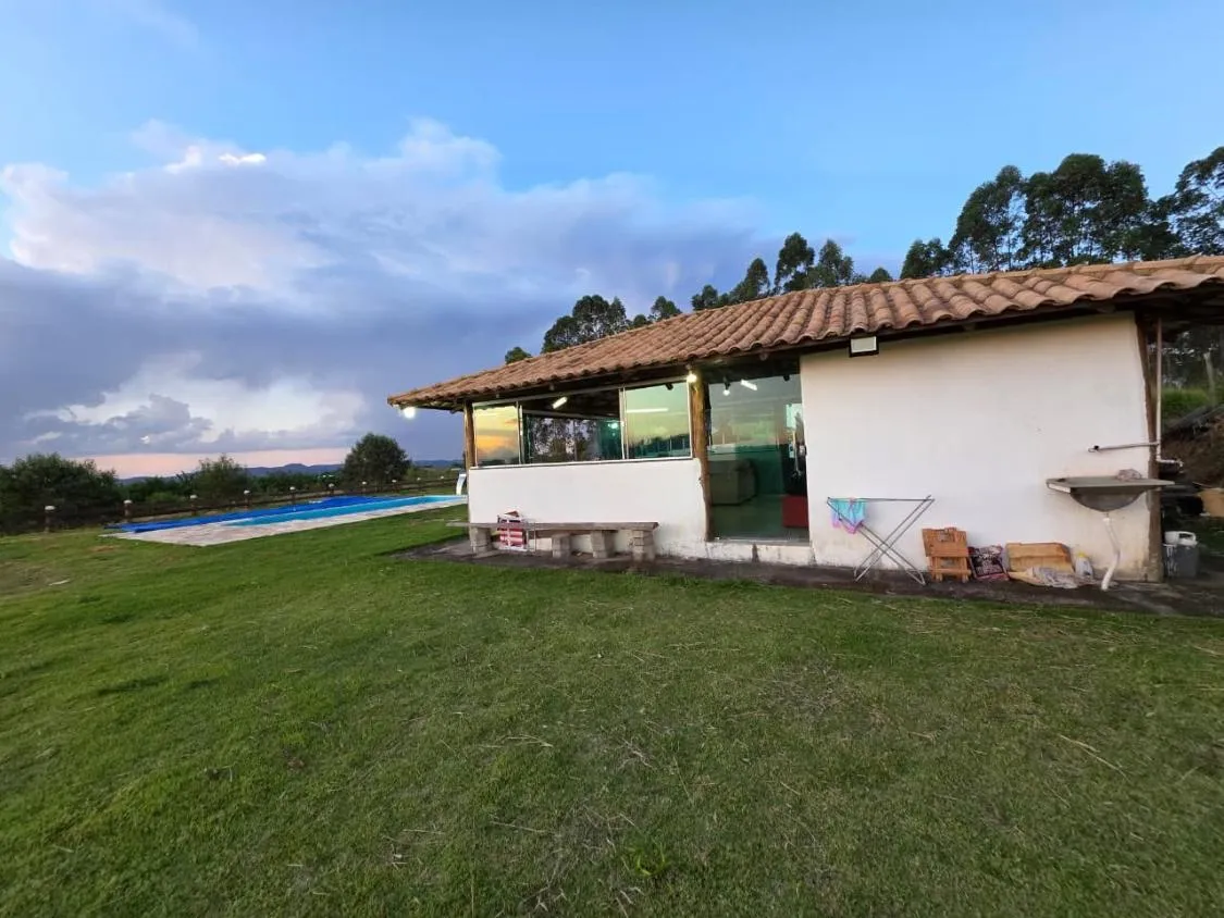 Imagem chácara belíssima a venda em Itatiaiuçu/MG , Terreno amplo com aprox. 2.500m²
