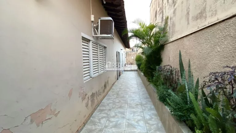 Imagem Casa à venda no bairro Vila Olímpica, Uberaba - 4 dormitórios, suíte e 4 garagens