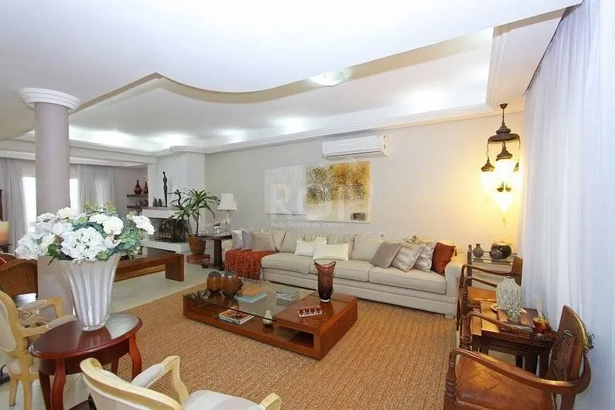 Imagem EXCELENTE CASA COM 4 DORMITÓRIOS, 6 VAGAS DE GARAGEM E VISTA PANORÂMICA.