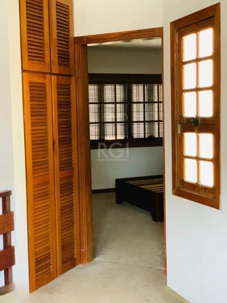 Imagem Encantadora residência com 03 dormitórios sendo 01 suíte e piscina.