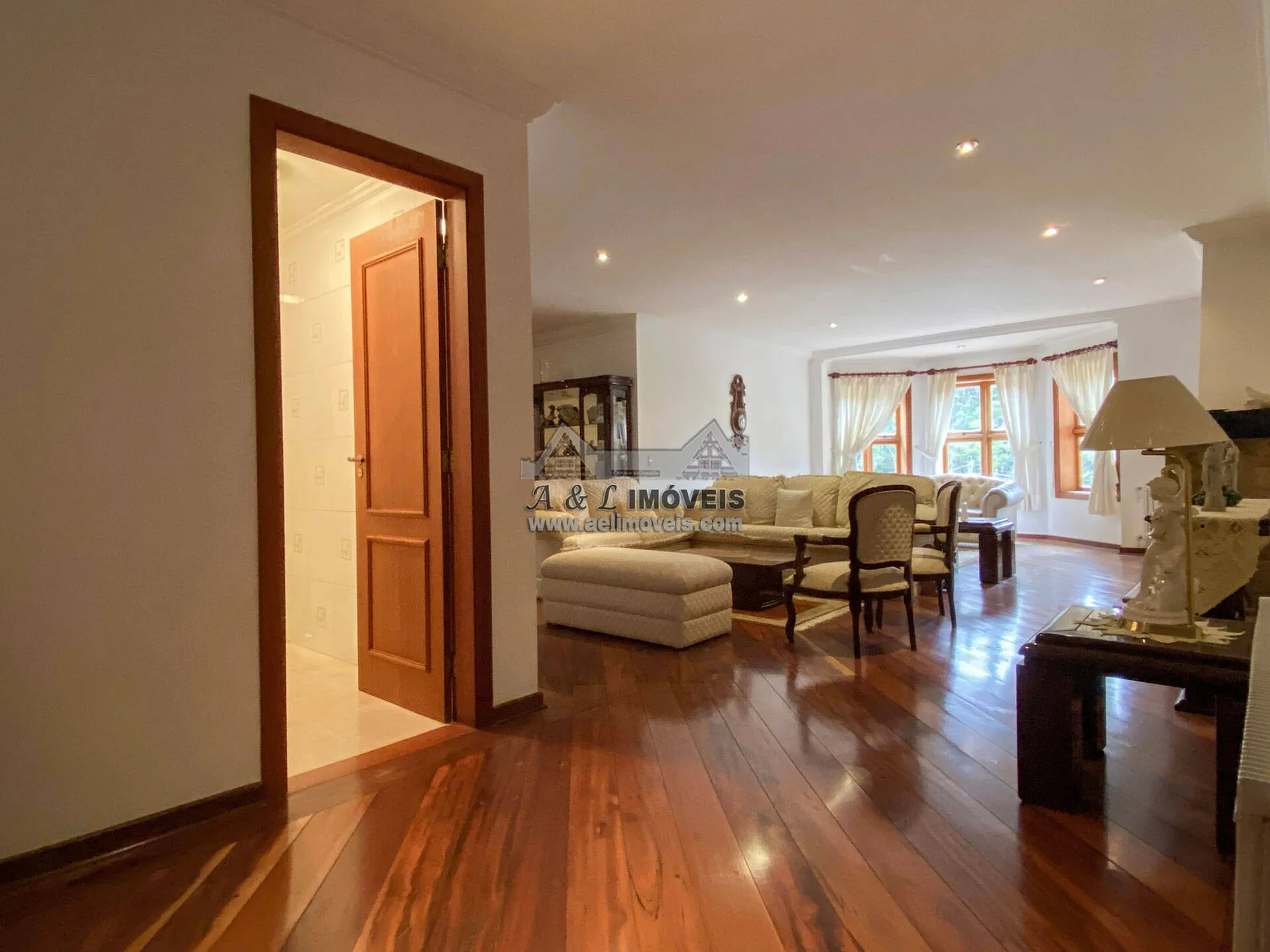 Imagem Apartamento à venda em Campos do Jordão - Com 03 suítes pronto para morar