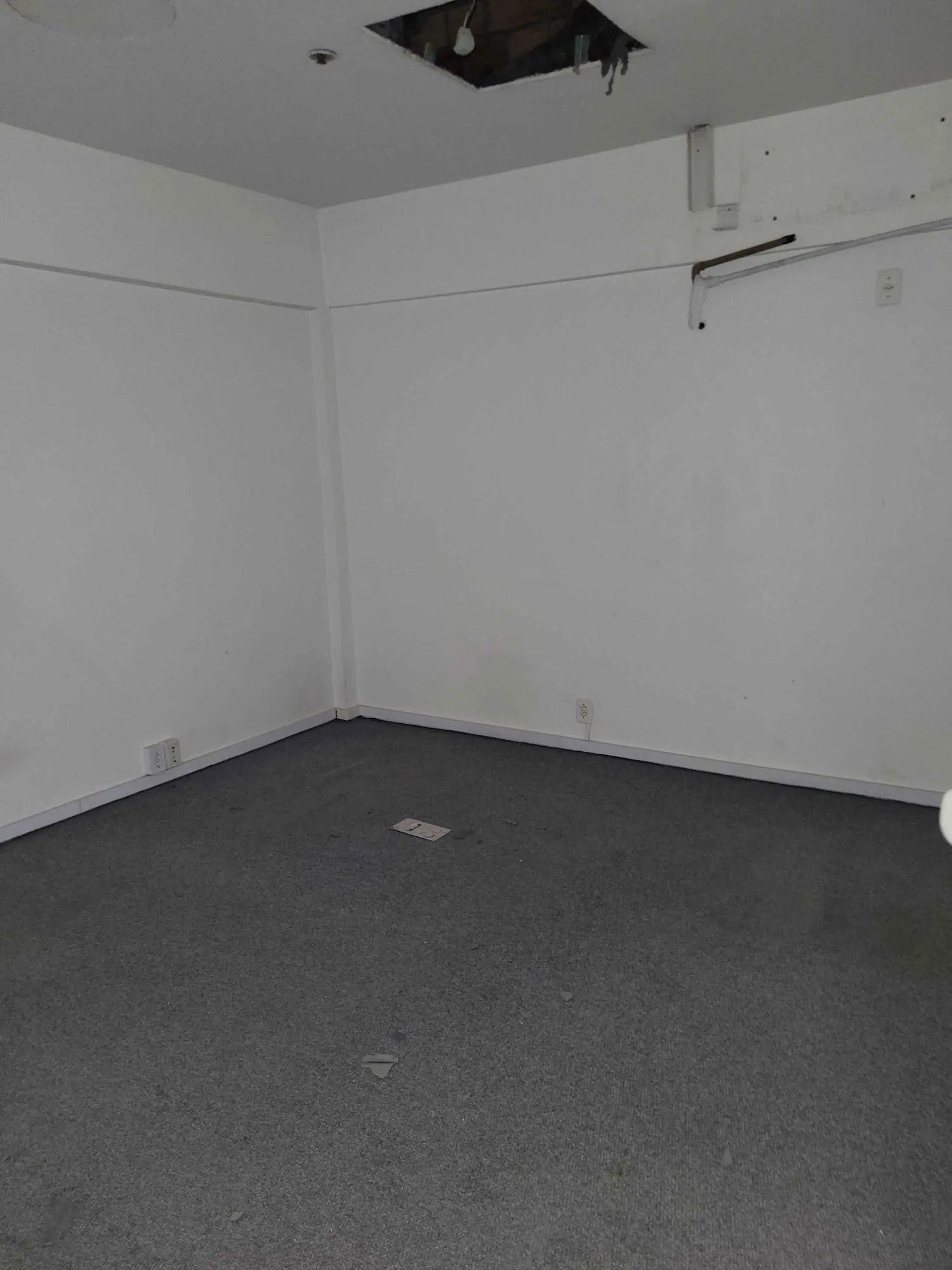 Imagem MÁFFER IMÓVEIS ALUGA CONJUNTO COMERCIAL COM 545M² DE ÁREA PRIVATIVA E 2 VAGAS DE GARAGEM Excelente conjunto comercial, localizado em região estratégica com grande fluxo de veículos e pedestres, ideal para empresas, clínicas, escritórios corporativos ou in