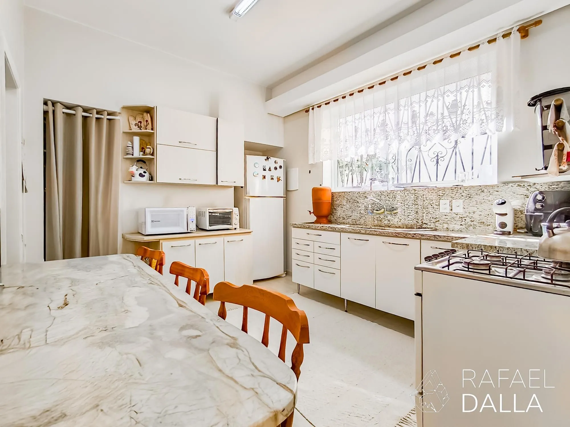 Imagem Casa com piscina e 5 vagas em frente ao Zaffari na Luiz Afonso