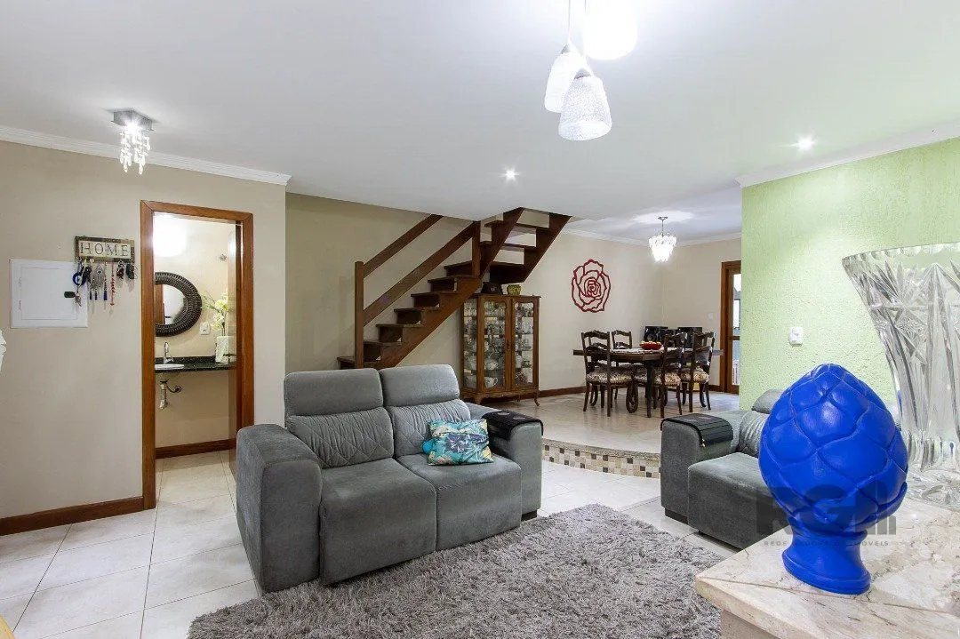 Imagem Casa para Venda - 300m², 5 dormitórios, sendo 1 suites, 4 vagas - Portal do Guarujá