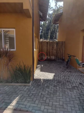 Imagem Sobrado com 2 suites, sala cozinha,2 vagas, area independente em condominio, 2 quadras da praia