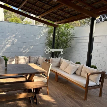 Imagem Casa à venda na Granja Viana – 3 suítes, espaço gourmet e 6 vagas !