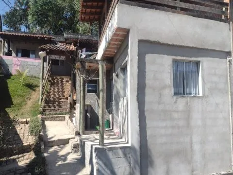 Imagem VENDA DE CASA NO TUPÃ ARUJÁ/SP, com 370m² sendo 2 casas, 03 dormitórios, sala, 02 cozinhas, 02 banheiros, área de lazer c/ churrasqueira. CONSULTE-NOS