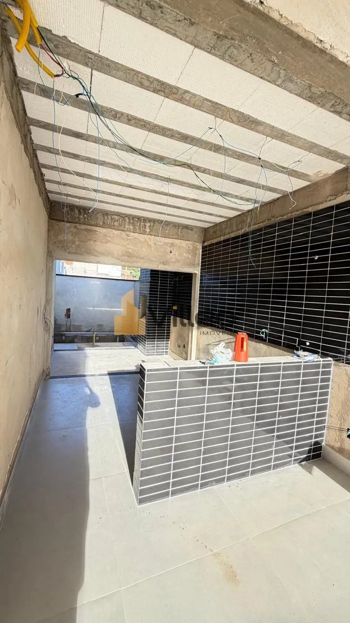 Imagem Apresentamos esta belíssima casa térrea com arquitetura moderna e pé-direito alto de 6 metros, qu...
