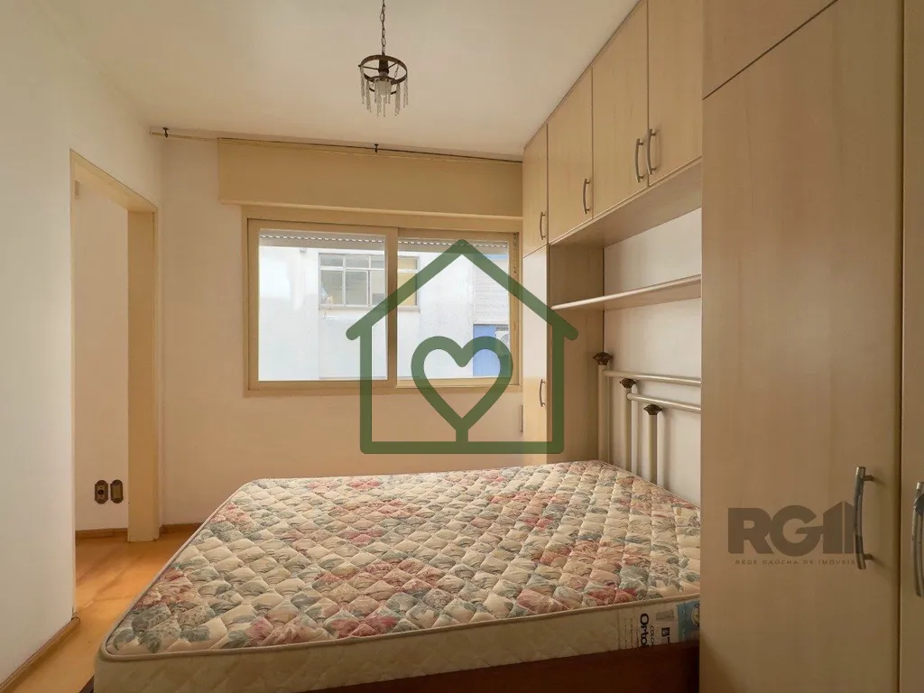 Imagem Apartamento semimobiliado de 38m2, com um dormitório, living para dois ambientes, cozinha ampla com...