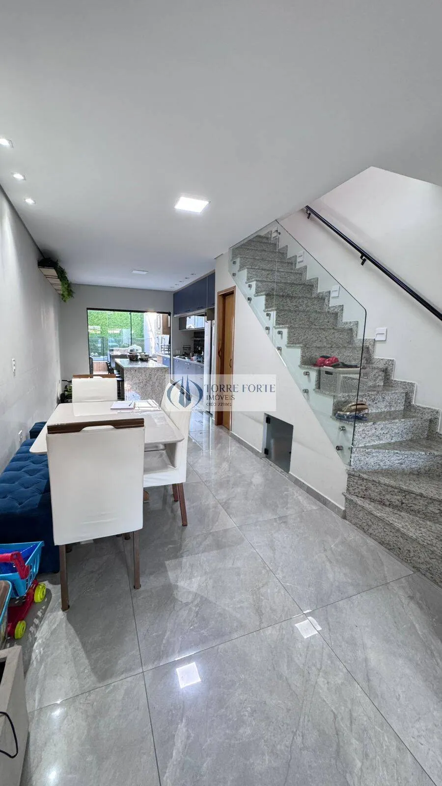 Imagem Belo Sobrado com 3 Suítes, 2 Vagas de Garagem e Piscina na Vila Carrão
