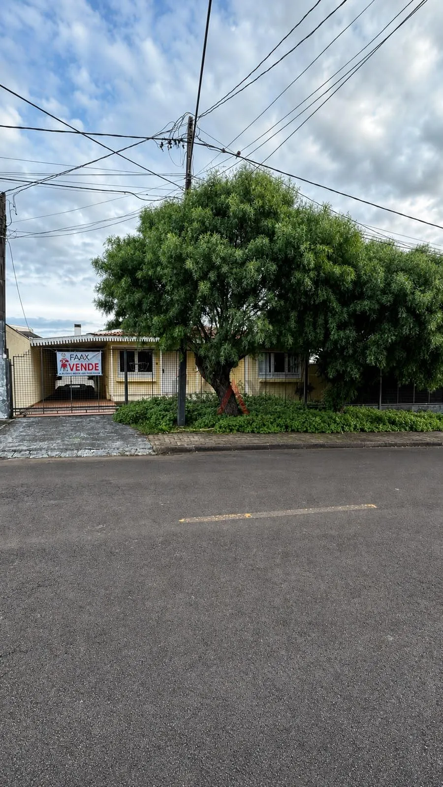 Foto do imóvel Casa Aconchegante de Madeira com Terreno à Venda - Santana, Guarapuava - PR