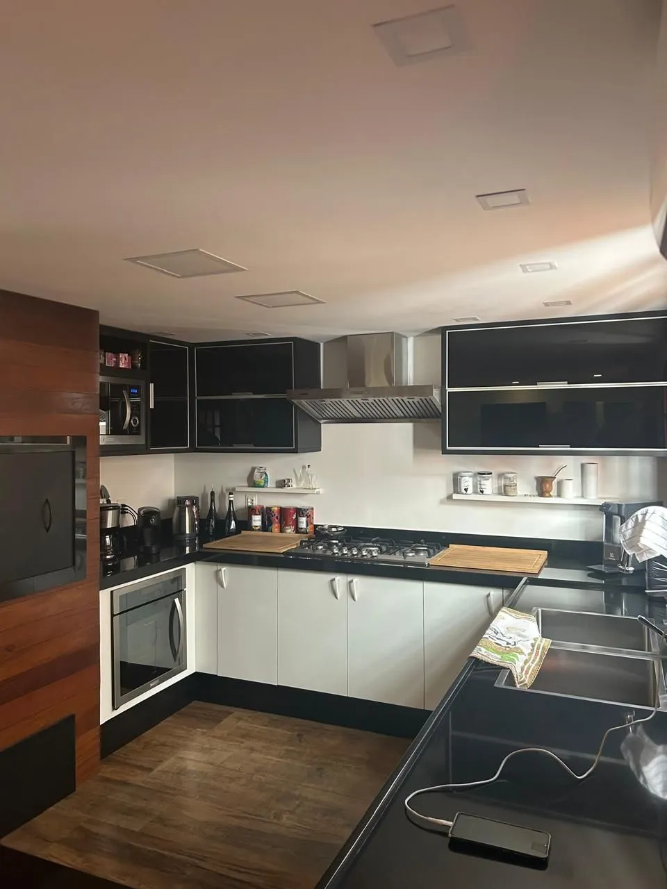 Imagem CASA -4 DORM. -com 2 suítes - 3 BOX- 297,18 m² - MENINO DEUS