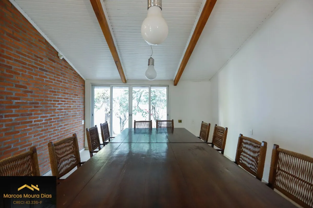 Imagem Casa no Sumaré com 3 Dormitórios ( 1 suíte), 359m² com Piscina, Elevador, Churrasqueira e 6 Vagas de Garagem