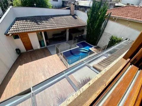 Imagem VENDA DE SOBRADO NO JARDIM VIRGINIA BIANCA, EM SÃO PAULO/SP, 293m² com 3 suítes, sala com lareira, churrasqueira, piscina e 06 vagas. CONSULTE-NOS.