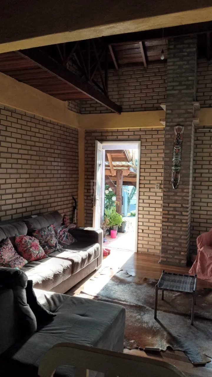 Imagem Casa com 3 dormitórios no bairro Olaria em Canoas