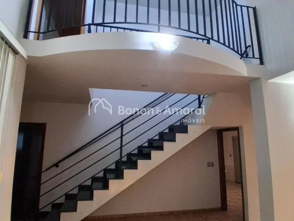 Imagem Linda casa assobrada com 3 quartos sendo 1 suíte, 4 vagas, area de lazer e Localização ótima, pr...