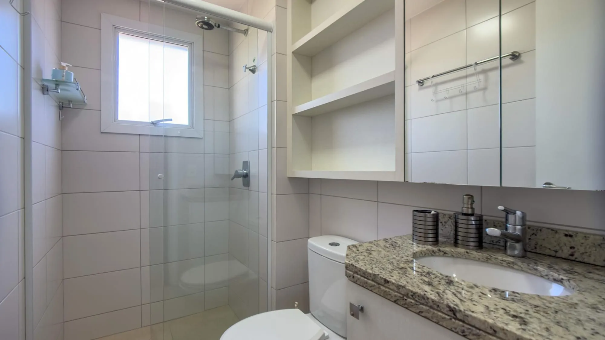 Imagem Excelente apartamento 2 dormitorios semi mobiliado localizado na cidade baixa