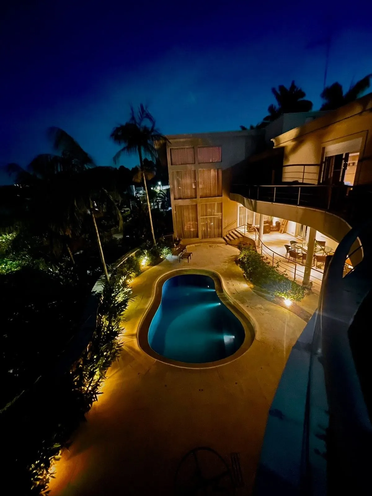 Imagem Casa de luxo à venda no Valville 2, Alphaville, 647 m², 4 suítes, piscina, 2 lotes, pé-direito duplo e lazer completo.