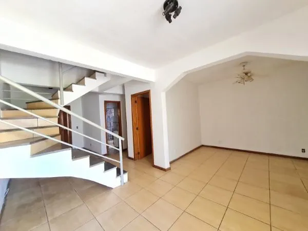 Imagem Casa de 3 dormitórios, apenas uma quadra da Av. Edgar Pires de Castro