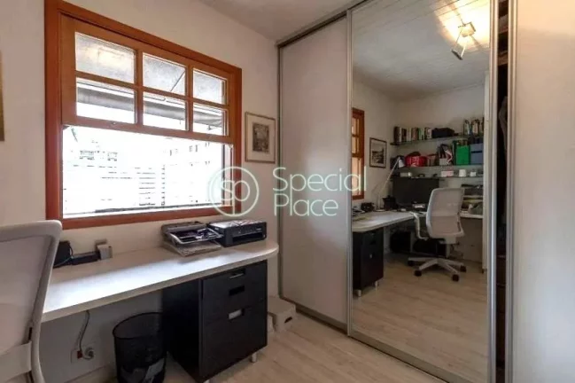 Imagem Cobertura reformadíssima com 155m² em Perdizes. Primeiro piso - sala para dois ambientes com sacad...