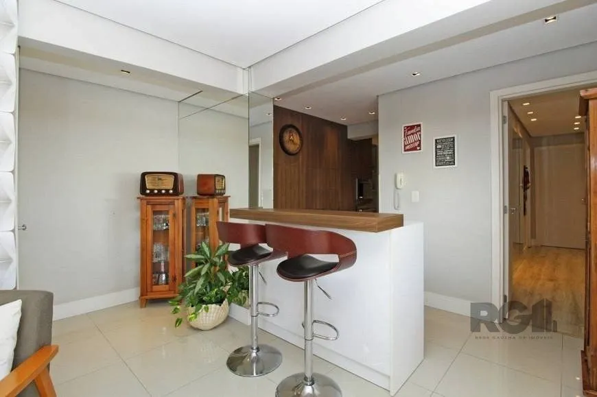 Imagem EXCELENTE OPORTUNIDADE! 120m2, 2 VAGAS, ANDAR ALTÍSSIMO COM VISTA PARA AEROPORTO! Apartamento 3 dormitórios (sendo 1 suíte)