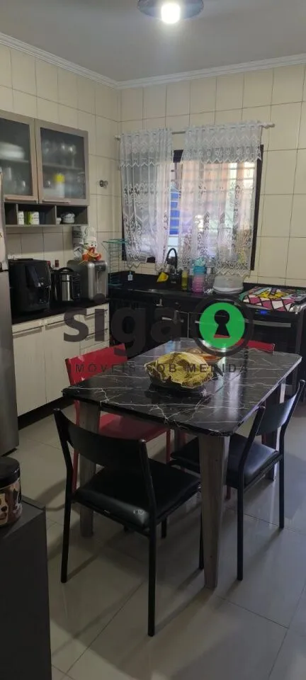 Imagem Casa Espaçosa com 3 Quartos, Suíte, Quintal e Churrasqueira em Localização Privilegiada