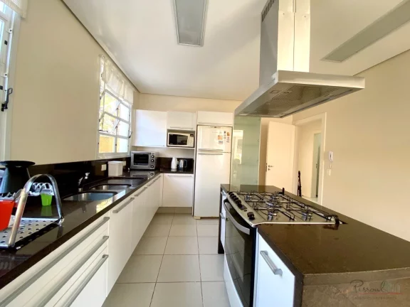 Imagem Belíssima casa com 4 Suites, 6 vagas cobertas  em Jurere Internacional a poucos passos da Praia. T...