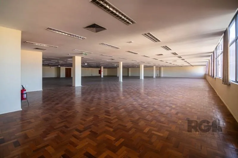 Imagem MÁFFER IMÓVEIS ALUGA - AMPLA SALA COMERCIAL | 958 m² PRIVATIVOS | BAIRRO FLORESTA MÁFFER IMÓVEIS apresenta excelente conjunto comercial com 958 m² de área privativa, ideal para empresas que buscam espaço amplo, funcional e em localização estratégica.