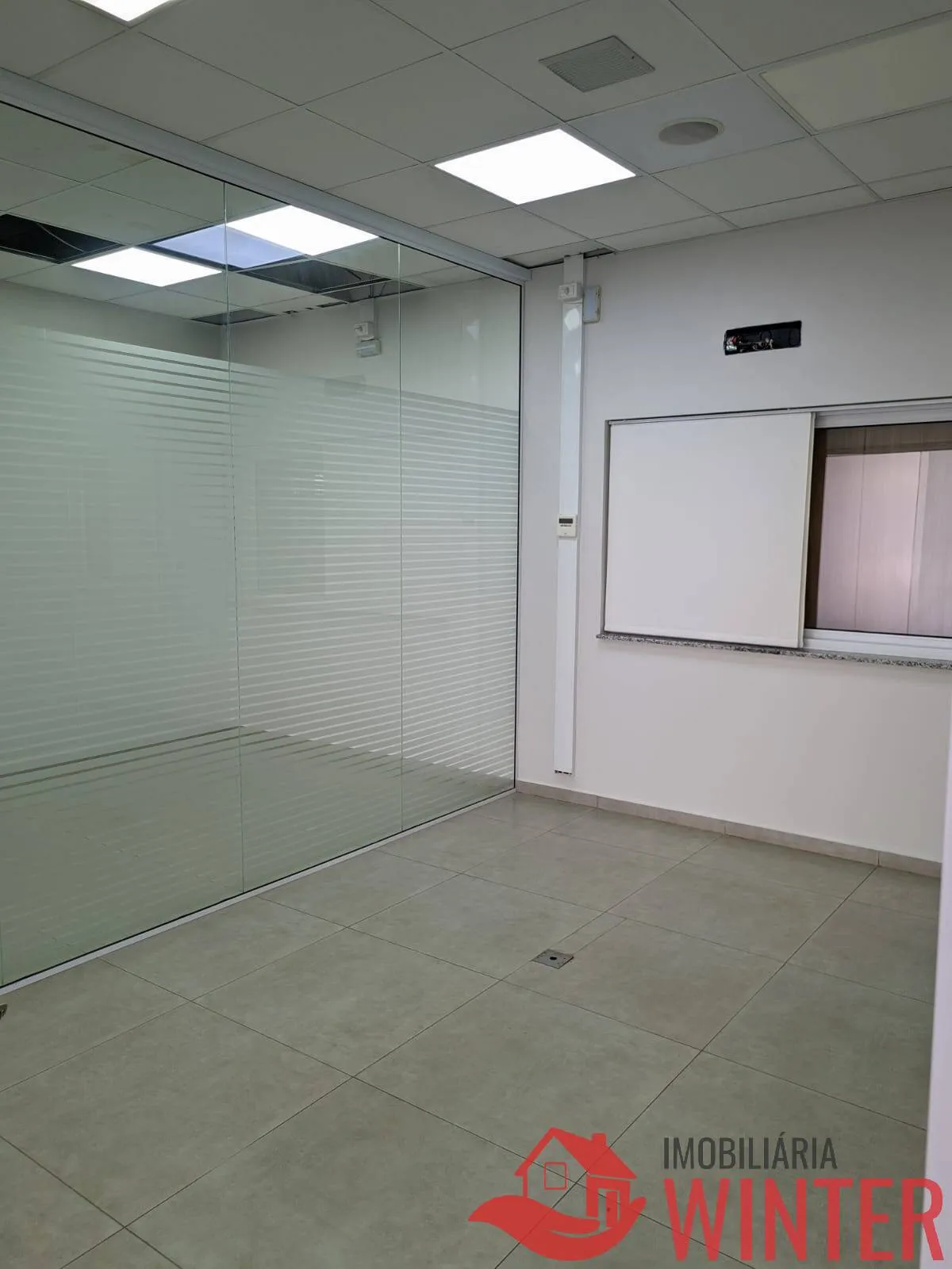 Imagem Sala de esquina terrea com 210m2