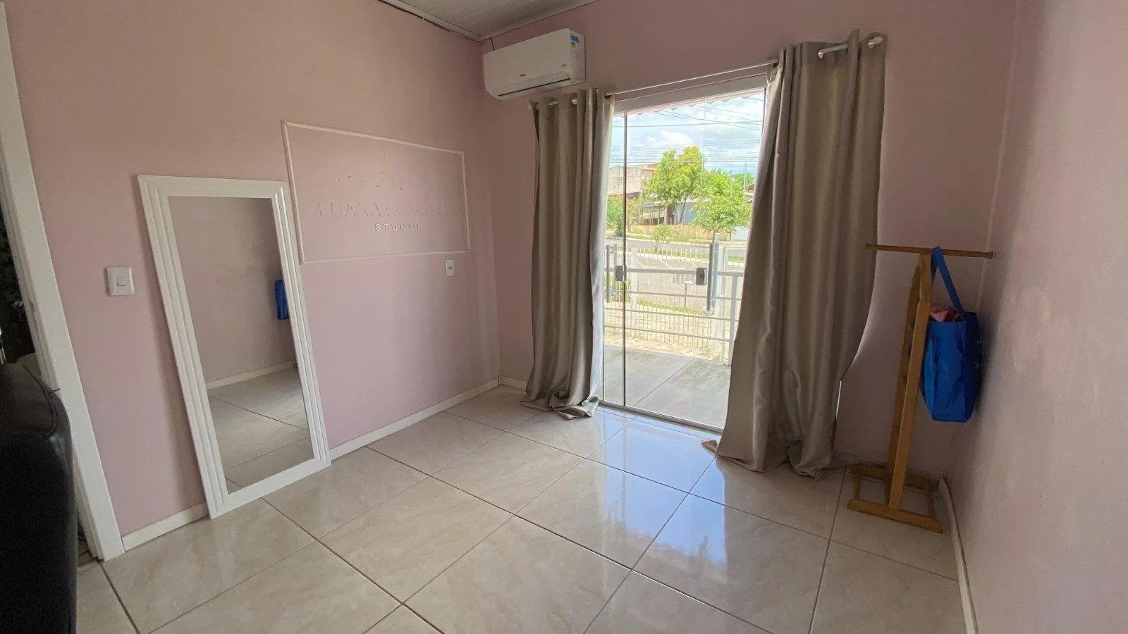 Imagem Casa térrea com 2 dormitórios, totalmente reformada.