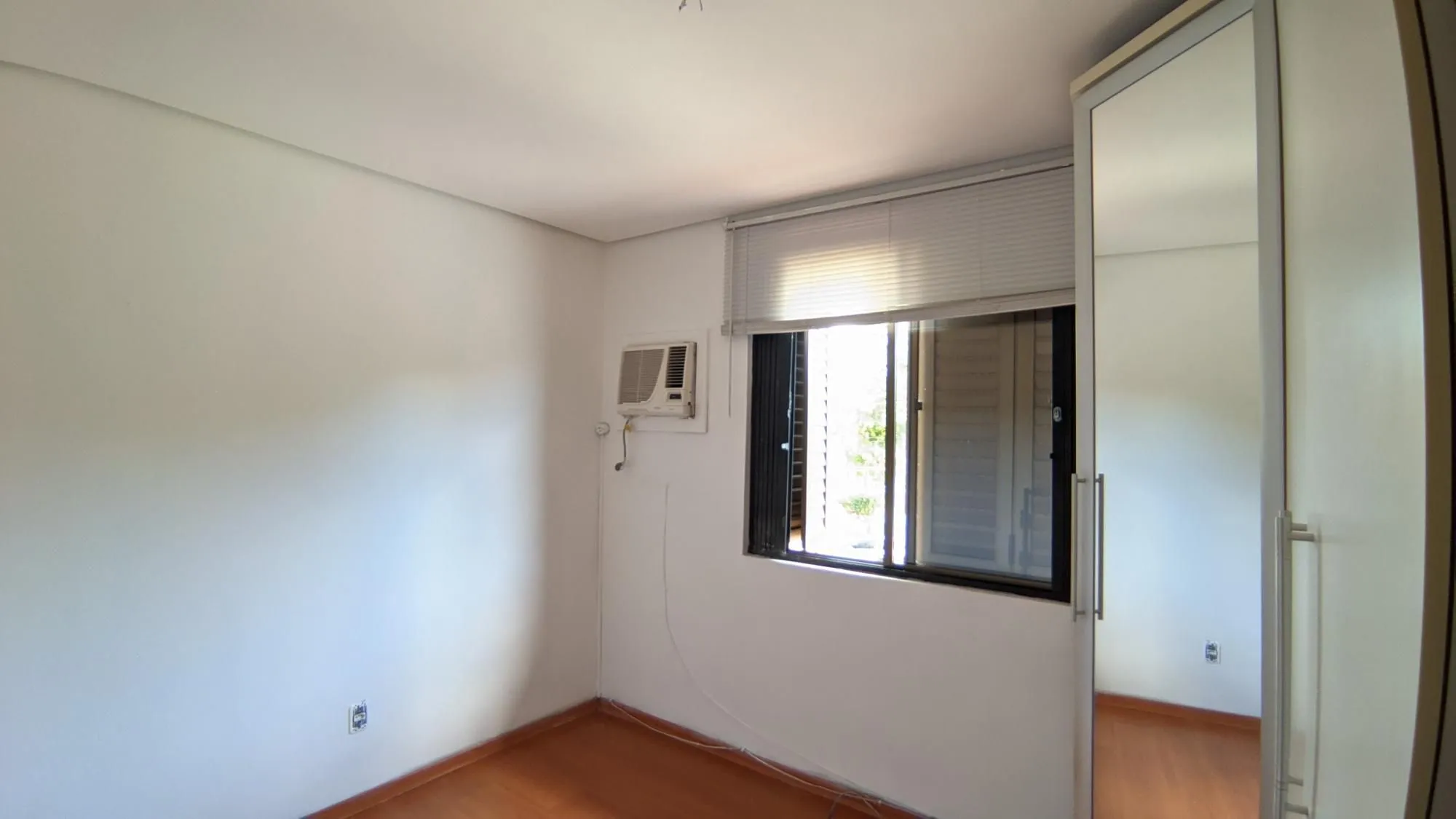 Imagem Casa de 3 Andares com Pátio e Churrasqueira Próxima ao Bourbon Country