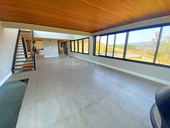 Imagem Casa de Alto Padrão à Venda no Condomínio Iporanga em Campos do Jordão | Vista Panorâmica e Heliponto