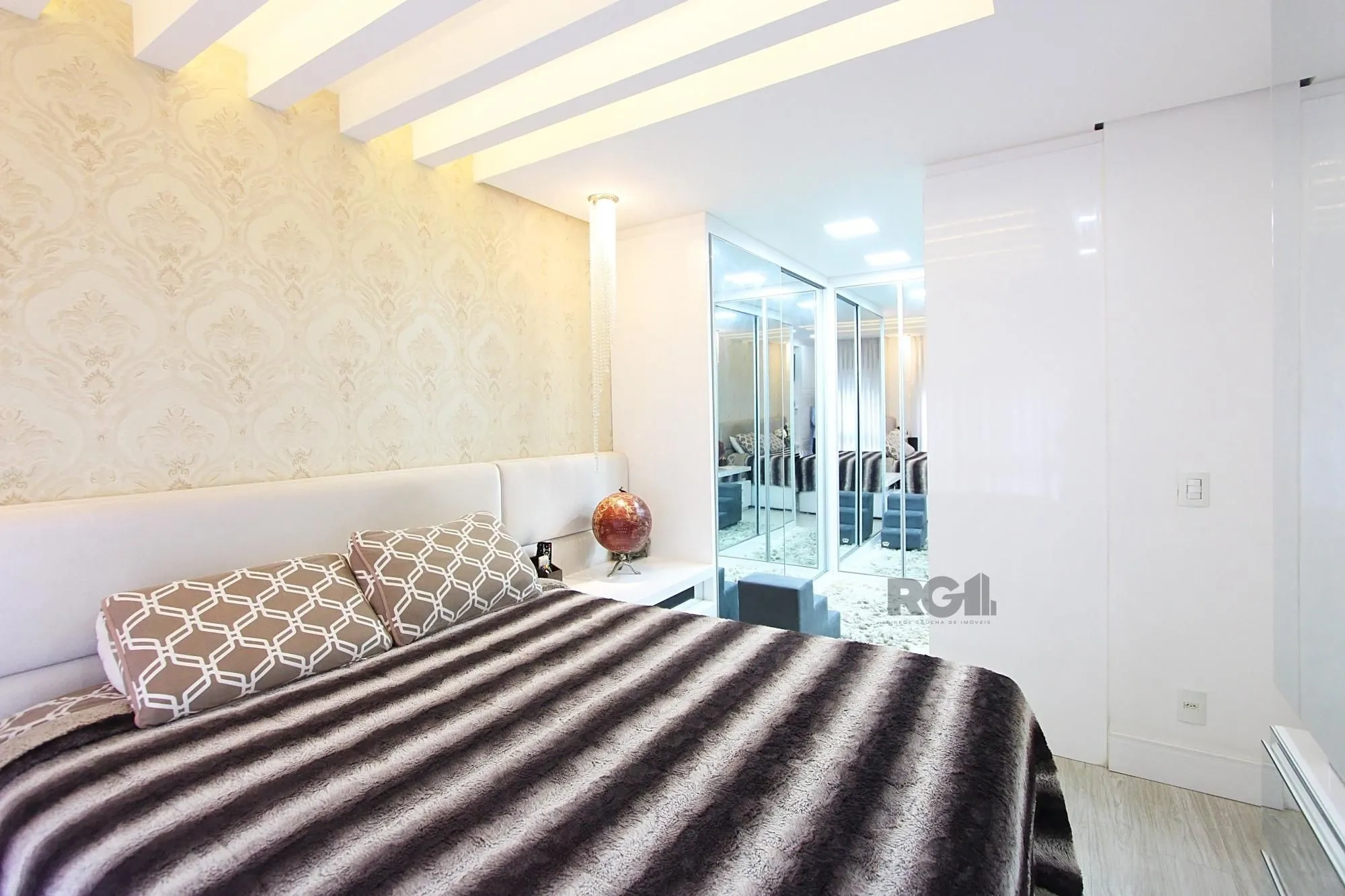 Imagem apartamento de 3 dormitórios, com 3 suítes no bairro Menino Deus