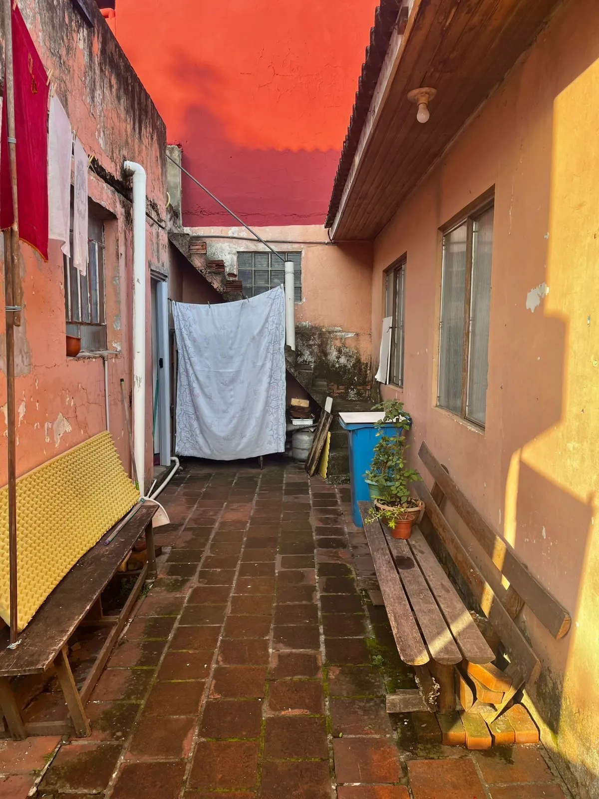 Imagem Casa na Rua Marista, Partenon, com 11,00 de frente por 23,00 de frente a fundos