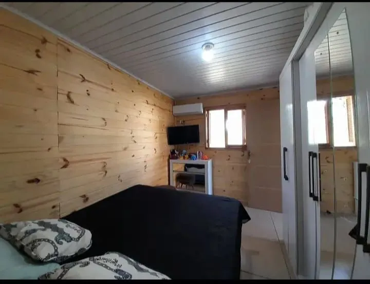 Imagem Terreno com 2 casas pré-fabricadas recém-construídas