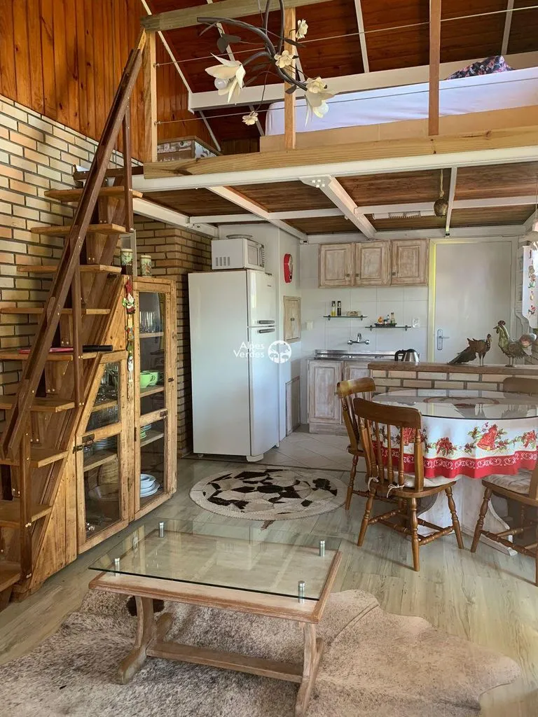 Imagem VENDE-SE CASA COM 03 QUARTOS NA CIDADE DE GRAMADO, A 05 MINUTOS DO CENTRO.