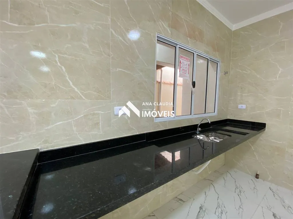 Imagem Casa nova com piscina a venda em Mongaguá a 450 metros da praia, lado serra
